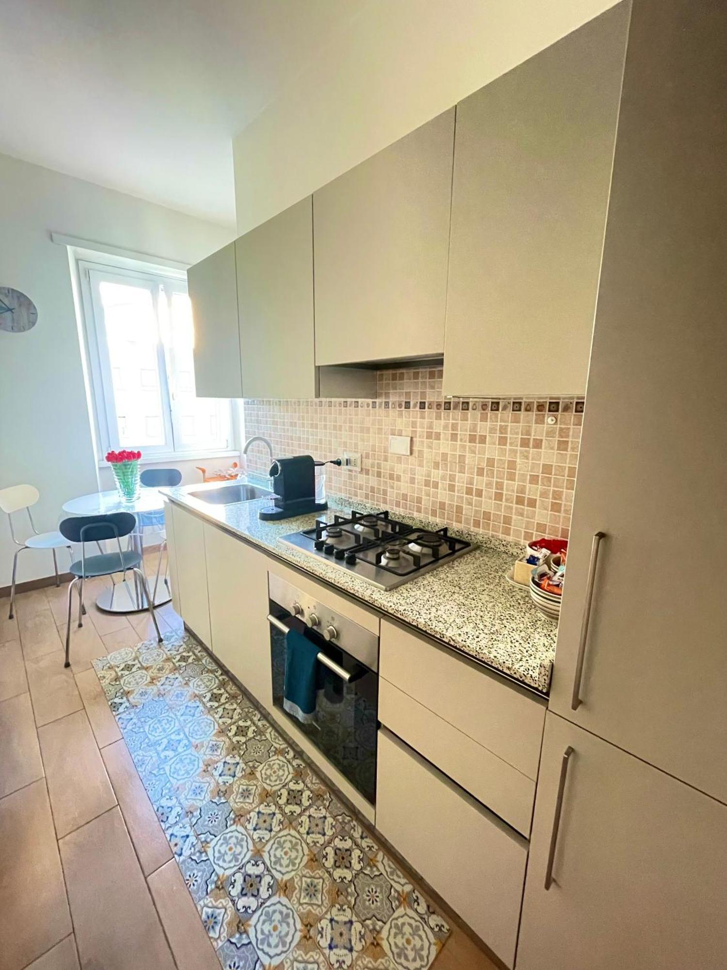 Lucens Domus Appartamento Roma Quartiere Trieste - Vicino Metro B1 - Buitenkant foto